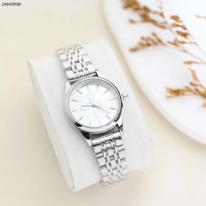 103380175_67fadd82eeda7 ساعة نسائية دائرية مع خلفية وردة البرسيم و حزام معدني لون ذهبي - الصورة 1