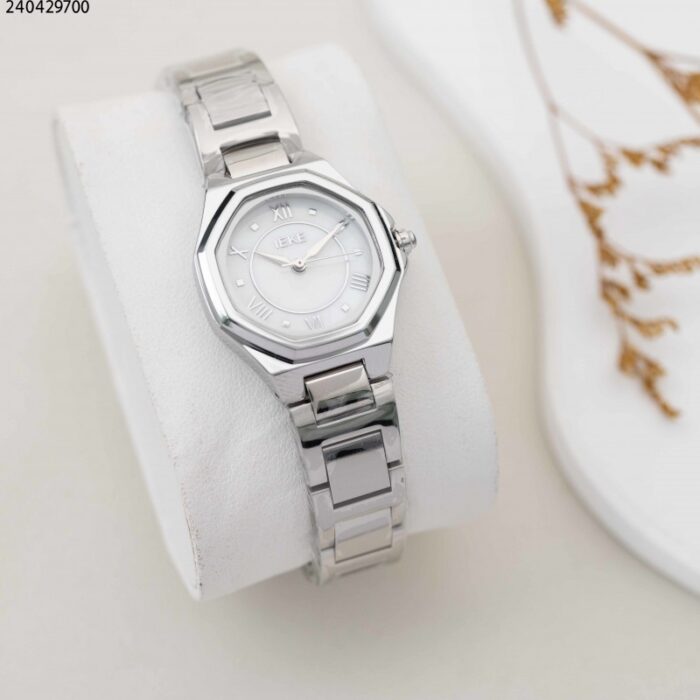 103380197_67fadda47ea9d ساعة نسائية مربعة مع حزام معدني لون فضي - الصورة 1