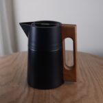 ⁦ثيرموس لون أسود بمقبض خشبي سعة 1 لتر⁩ - الصورة ⁦2⁩