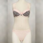 طقم داخلي لون زهري فاتح ونقشة سوداء