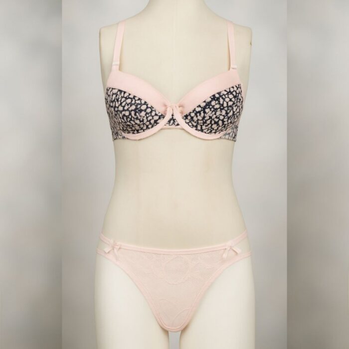 103380743_67fa6246e34f8 طقم داخلي لون زهري فاتح ونقشة سوداء - الصورة 1