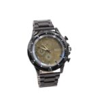 ساعة معدنية للرجال لون أسود أرضية خضراء