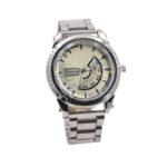 ساعة معدنية للرجال لون فضي أرضية بيضاء