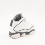 ⁦بوت رياضي ولادي للأطفال لون أبيض ورمادي⁩ - الصورة ⁦2⁩