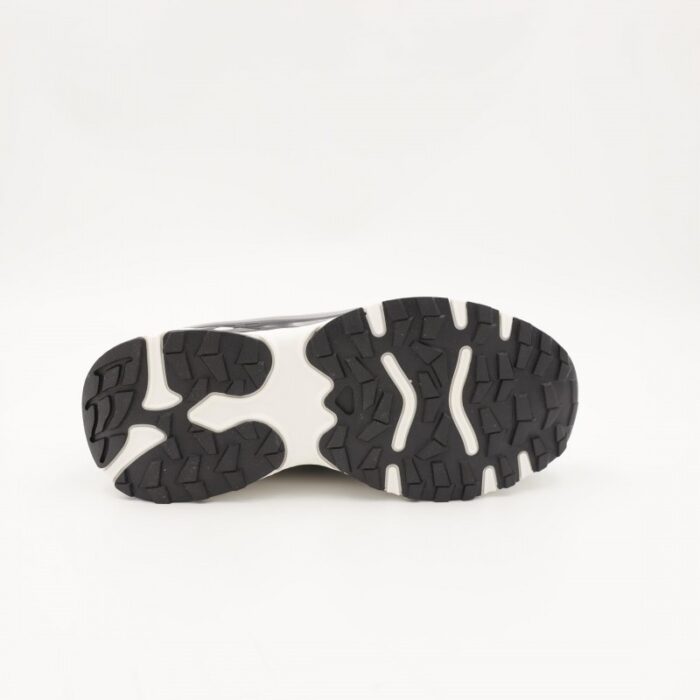 ⁦حذاء سبورت ولادي لون أبيض وأسود⁩ - الصورة ⁦4⁩