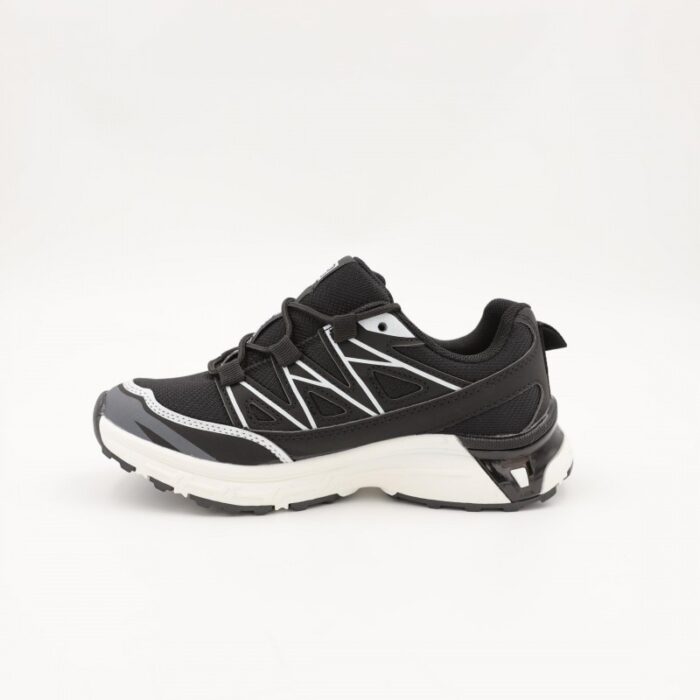 ⁦حذاء سبورت ولادي لون أسود ونعل أبيض⁩ - الصورة ⁦3⁩