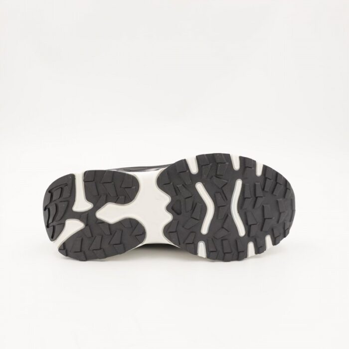 ⁦حذاء سبورت ولادي لون أسود ونعل أبيض⁩ - الصورة ⁦4⁩