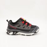 ⁦حذاء سبورت ولادي لون أسود وأحمر ونعل أبيض⁩ - الصورة ⁦2⁩