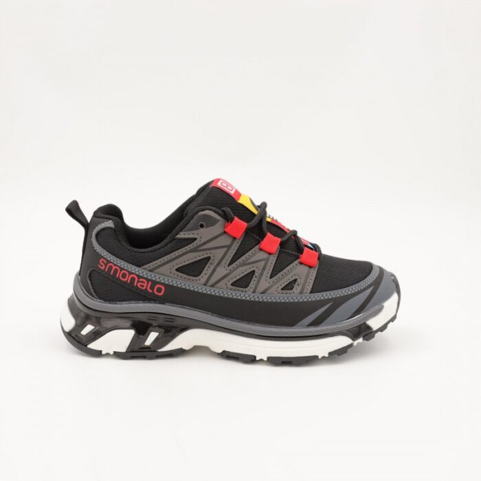 ⁦حذاء سبورت ولادي لون أسود وأحمر ونعل أبيض⁩ - الصورة ⁦2⁩