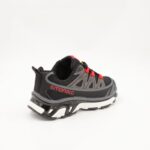 ⁦حذاء سبورت ولادي لون أسود وأحمر ونعل أبيض⁩ - الصورة ⁦3⁩