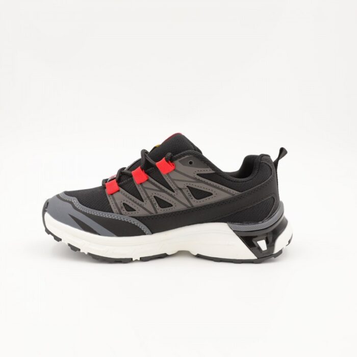 ⁦حذاء سبورت ولادي لون أسود وأحمر ونعل أبيض⁩ - الصورة ⁦4⁩