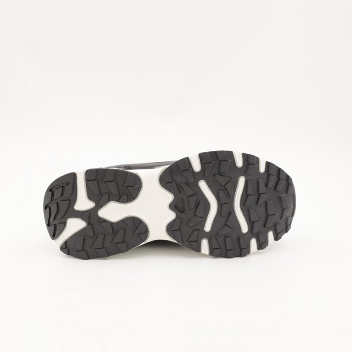 ⁦حذاء سبورت ولادي لون أسود وأحمر ونعل أبيض⁩ - الصورة ⁦5⁩