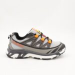 ⁦حذاء سبورت ولادي لون رمادي وبرتقالي⁩ - الصورة ⁦2⁩