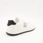 ⁦حذاء سبورت محير ولادي وبناتي لون أبيض وأسود⁩ - الصورة ⁦4⁩