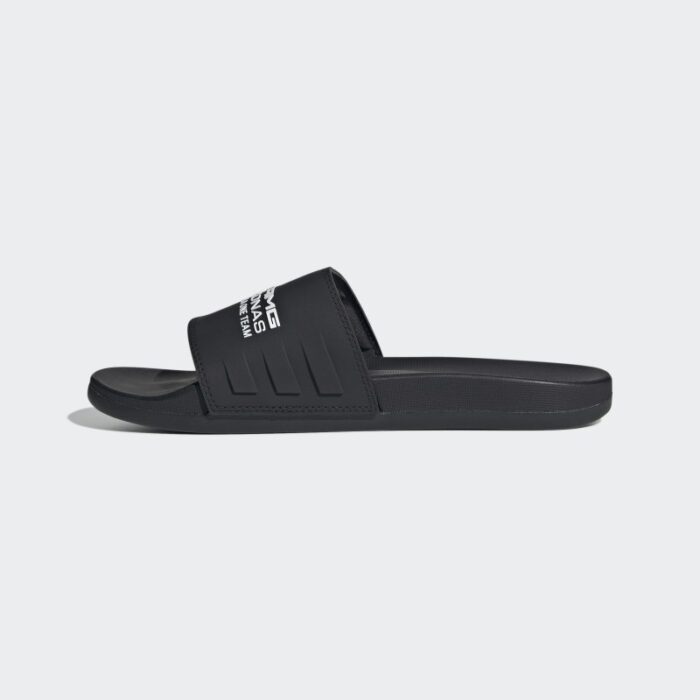 ⁦adidas MERCEDES - AMG PETRONAS FORMULA ONE TEAM ADILETTE COMFORT SLIDES - Black⁩ - الصورة ⁦5⁩