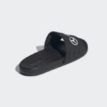 ⁦adidas MERCEDES - AMG PETRONAS FORMULA ONE TEAM ADILETTE COMFORT SLIDES - Black⁩ - الصورة ⁦7⁩
