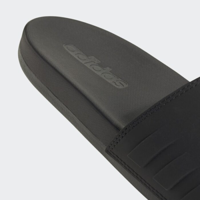 ⁦adidas MERCEDES - AMG PETRONAS FORMULA ONE TEAM ADILETTE COMFORT SLIDES - Black⁩ - الصورة ⁦9⁩
