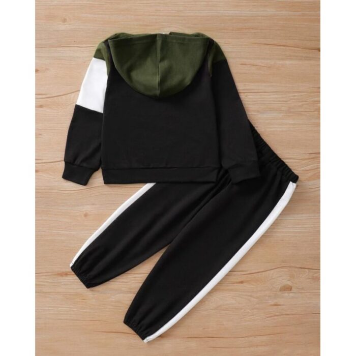 103381154_680895b56e980 بيجامة ولادي مخططة لون زيتي و أبيض و أسود ربيعي - الصورة 1