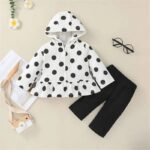 طقم بناتي جكيت ابيض منقط بالأسود و بنطلون اسود ربيعي