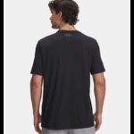 ⁦Under Armour Men's Project Rock Payoff Graphic Short Sleeve T-shirt⁩ - الصورة ⁦2⁩