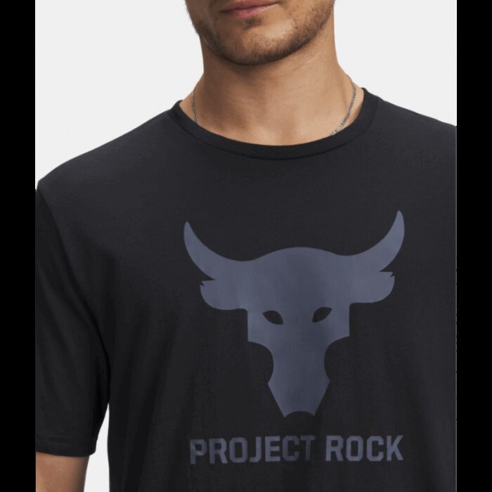 ⁦Under Armour Men's Project Rock Payoff Graphic Short Sleeve T-shirt⁩ - الصورة ⁦3⁩