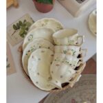 مج انجليزي مع صحن بنقشه ورود صغيره