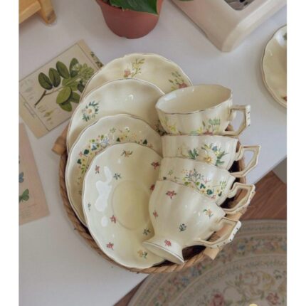 مج انجليزي مع صحن بنقشه ورود صغيره