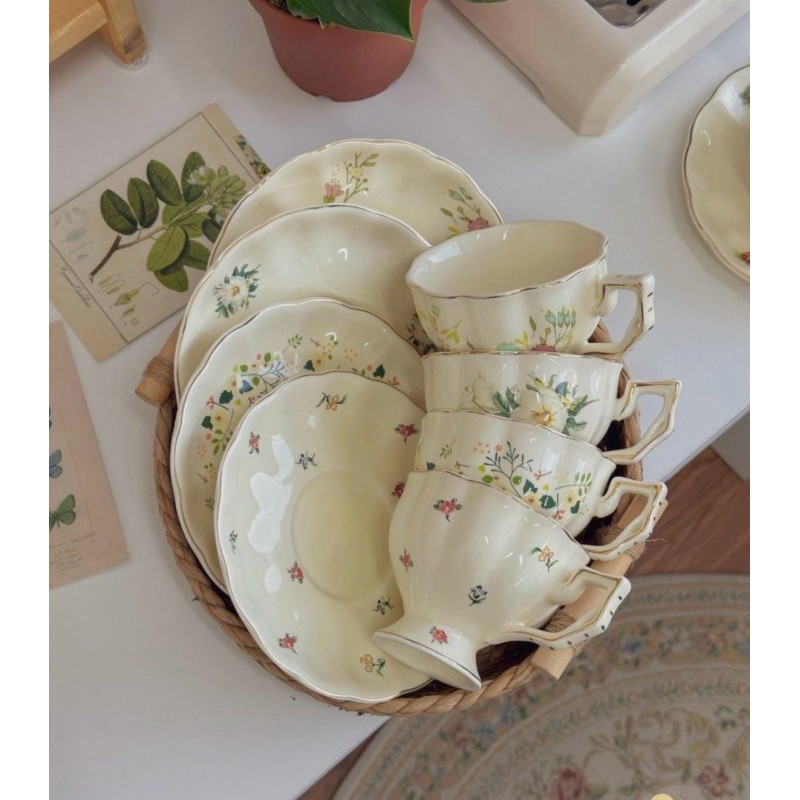 ⁦مج انجليزي مع صحن بنقشه ورود صغيره⁩ - الصورة ⁦1⁩