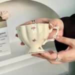 ⁦مج انجليزي مع صحن بنقشه ورود صغيره⁩ - الصورة ⁦2⁩