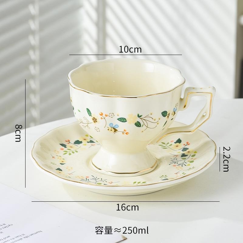 ⁦مج انجليزي مع صحن بنقشه ورد لون اخضر واصفر⁩ - الصورة ⁦1⁩