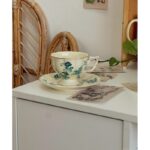 مج انجليزي مع صحن بنقشه ورد لون ازرق