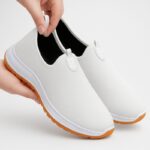 ⁦حذاء عملي خفيف أنيق ومريح سليب ان لون ابيض للصبايا و الشباب رقم الموديل 508⁩ - الصورة ⁦2⁩