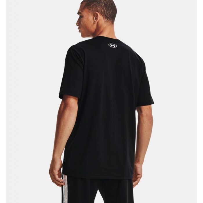 ⁦Under Armour Men's ABC Camo Boxed Logo Short Sleeve T-Shirt - تيشيرت أندر آرمر كامو بوكسد لوجو بأكمام قصيرة للرجال لون أسود⁩ - الصورة ⁦2⁩