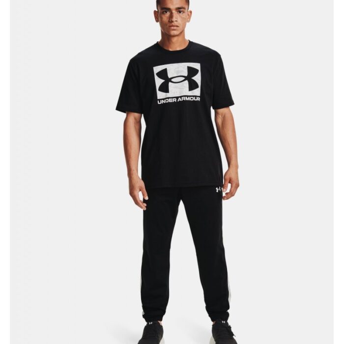 ⁦Under Armour Men's ABC Camo Boxed Logo Short Sleeve T-Shirt - تيشيرت أندر آرمر كامو بوكسد لوجو بأكمام قصيرة للرجال لون أسود⁩ - الصورة ⁦3⁩