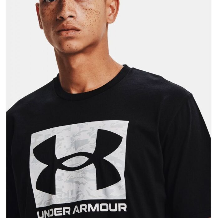 ⁦Under Armour Men's ABC Camo Boxed Logo Short Sleeve T-Shirt - تيشيرت أندر آرمر كامو بوكسد لوجو بأكمام قصيرة للرجال لون أسود⁩ - الصورة ⁦4⁩