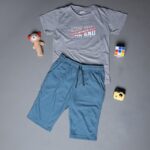 ⁦طقم قطعتين تيشيرت وشورت للأطفال لون رمادي وتركواز⁩ - الصورة ⁦2⁩