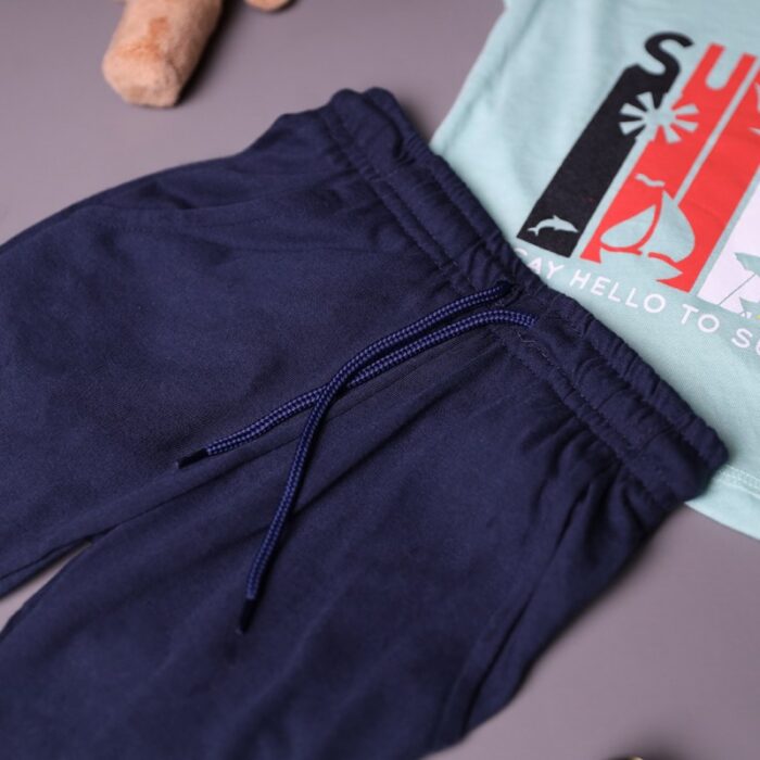 ⁦طقم قطعتين تيشيرت وشورت للأطفال لون فيروزي وكحلي⁩ - الصورة ⁦3⁩