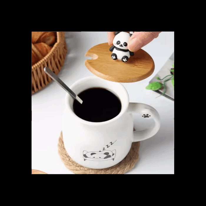 ⁦مج بورسلان مع غطاء خشب بامبو وملعقة بتصميم دب الباندا النائم لون أبيض⁩ - الصورة ⁦2⁩
