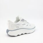 ⁦حذاء رياضي للجنسين لون أبيض ورمادي⁩ - الصورة ⁦4⁩