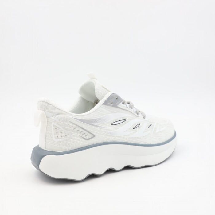 ⁦حذاء رياضي للجنسين لون أبيض ورمادي⁩ - الصورة ⁦4⁩