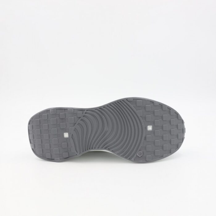 ⁦حذاء رياضي للجنسين لون أبيض ورمادي⁩ - الصورة ⁦6⁩