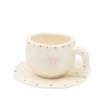 ⁦فنجان مع صحن لون أبيض بتصميم ببيونة⁩ - الصورة ⁦3⁩