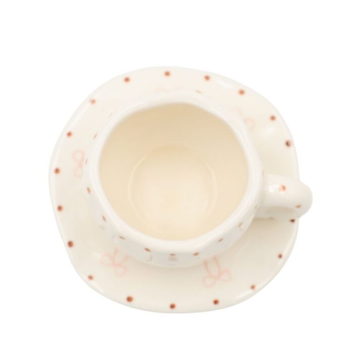 ⁦فنجان مع صحن لون أبيض بتصميم ببيونة⁩ - الصورة ⁦5⁩