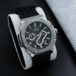 ساعة رجالية دائرية مع عقارب مزدوجة و حزام جلدي لون فضي