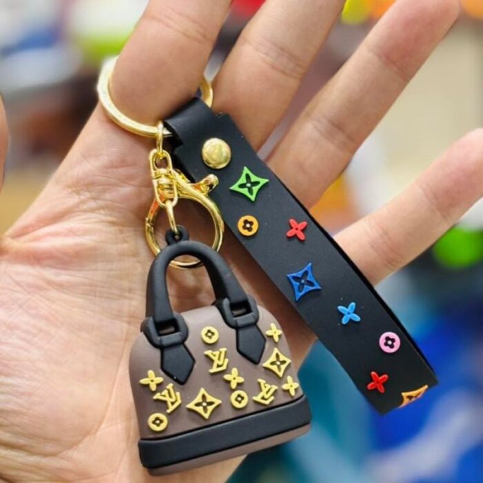 103381461_68151d69b73dc ميدالية بتصميم حقيبة LV - حسب اللون المتوفر - الصورة 1