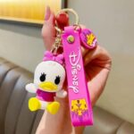 ميدالية دزني بتصميم بطوطة لون بنفسجي