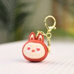 ميدالية بتصميم وجه مع عيون بارزة - حسب اللون المتوفر