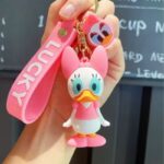 ⁦ميدالية بتصميم بطوطة لون زهري⁩ - الصورة ⁦2⁩