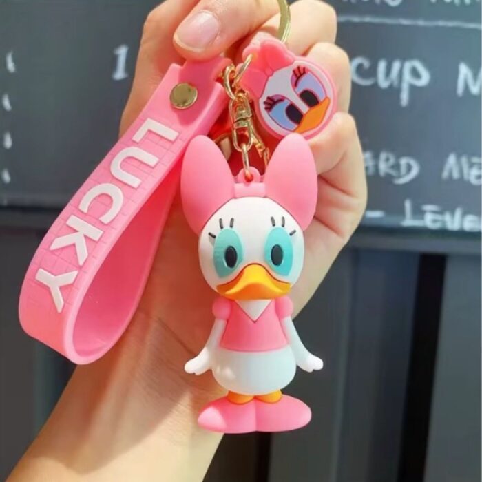 ⁦ميدالية بتصميم بطوطة لون زهري⁩ - الصورة ⁦2⁩