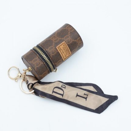 ميدالية جزدان بتصميم جوتشي لون بني غامق